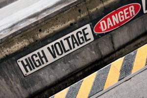 Was ist eine USV? 4 danger high voltage warning sign with black and yellow hazard stripes StvxYZu0Ho
