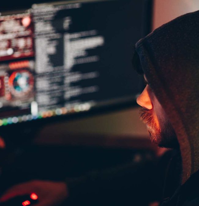 2023-hacker-von-hinten Pen-Tester bei der Arbeit ( (c) Pexels)